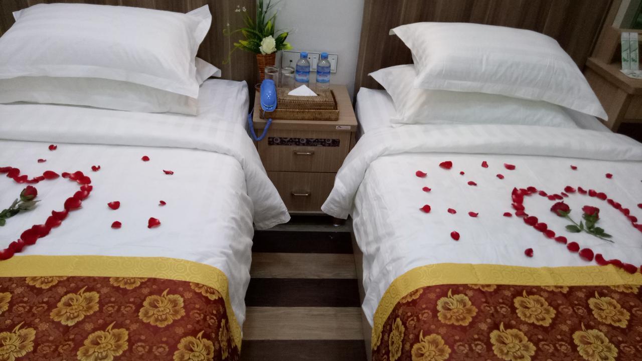 Sule Sapphire Inn Yangon Bagian luar foto